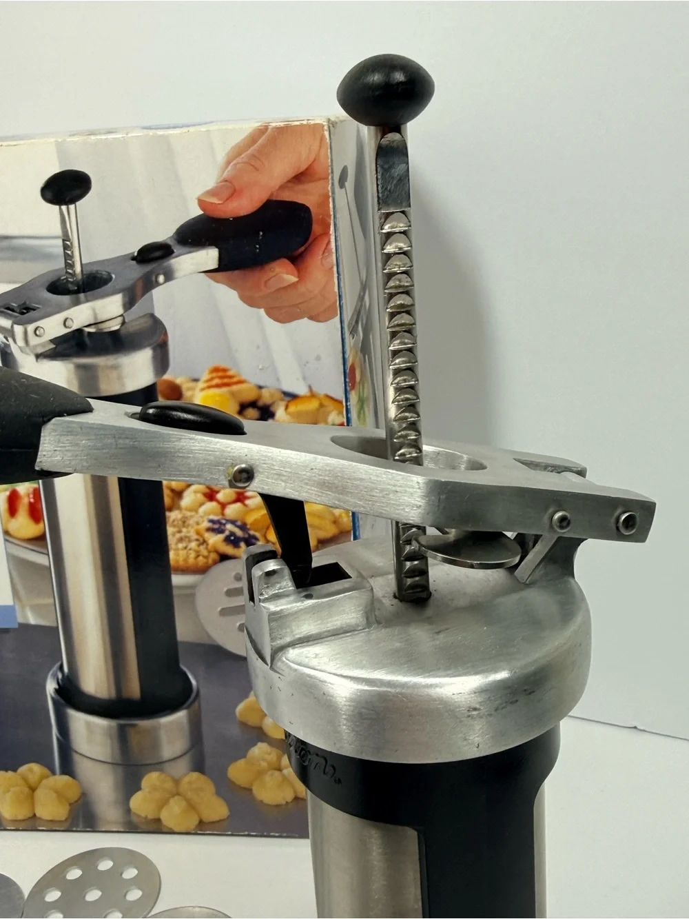 Wilton Cookie Pro Cookie Press includes all 10 discs and original box